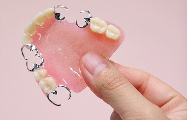 入れ歯は残った歯をだめにするの？